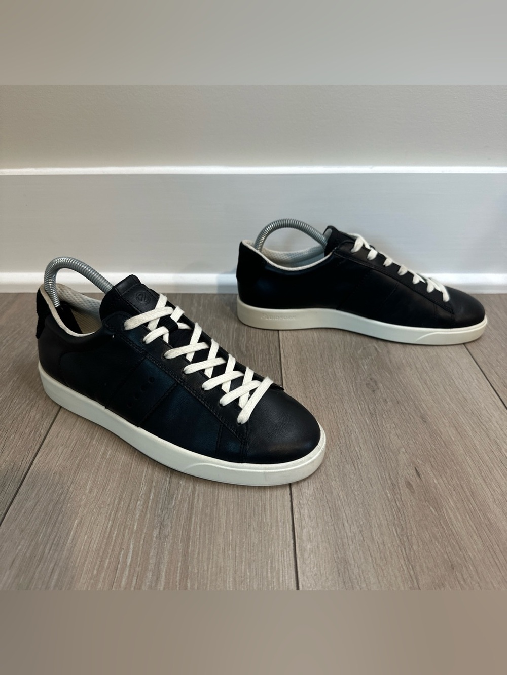 Ecco Street Lite Womens Size 8-8.5 Black Athletic Leather Lace Up Shoes Sneakers